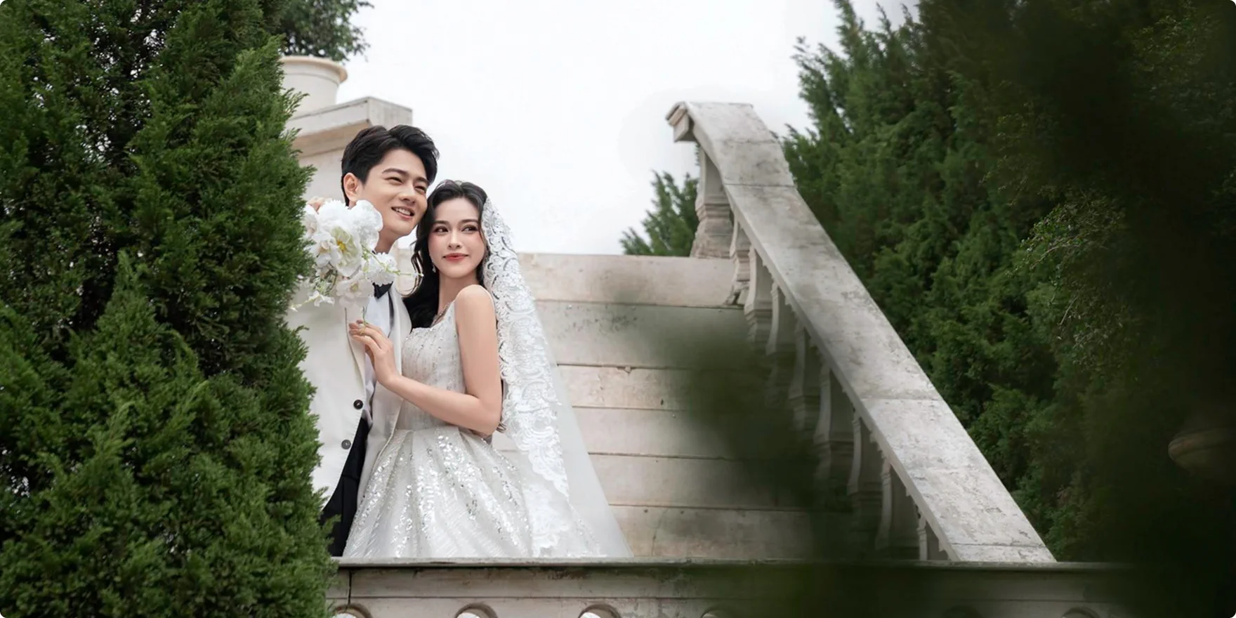 Chú rể bên rèm voan